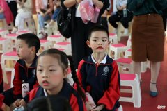 1小时打赏24800元！把手机当哄娃神器的父母，终将自食恶果