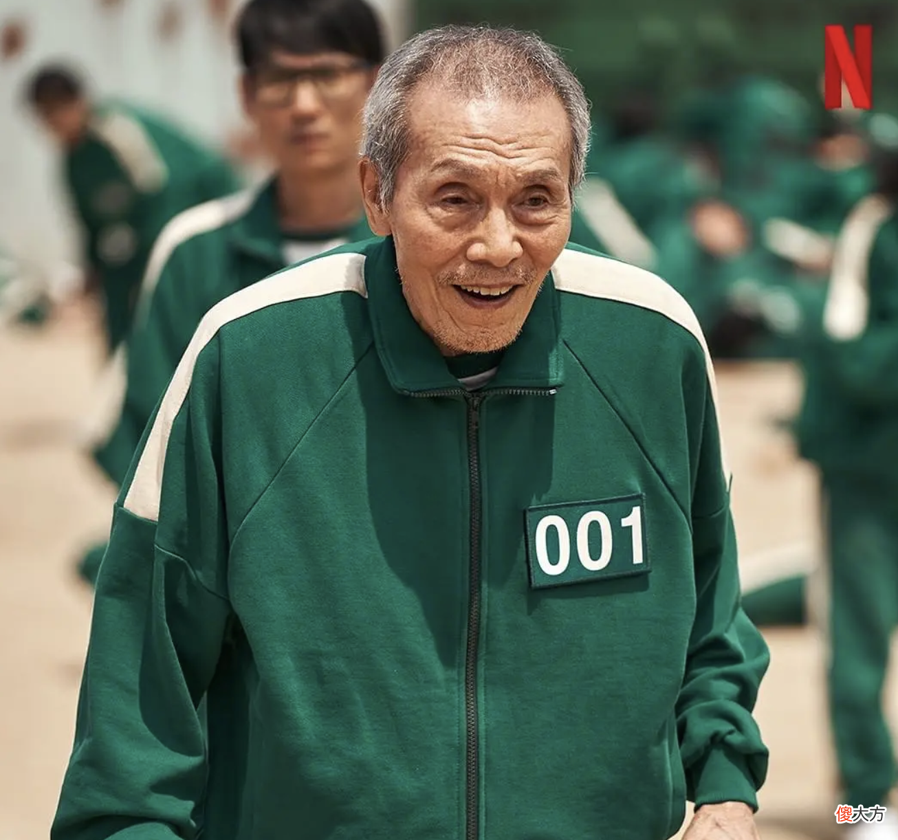 【游戏迷】《鱿鱼游戏》1号老头70多岁，他为何能确保前三项游戏都能活着？