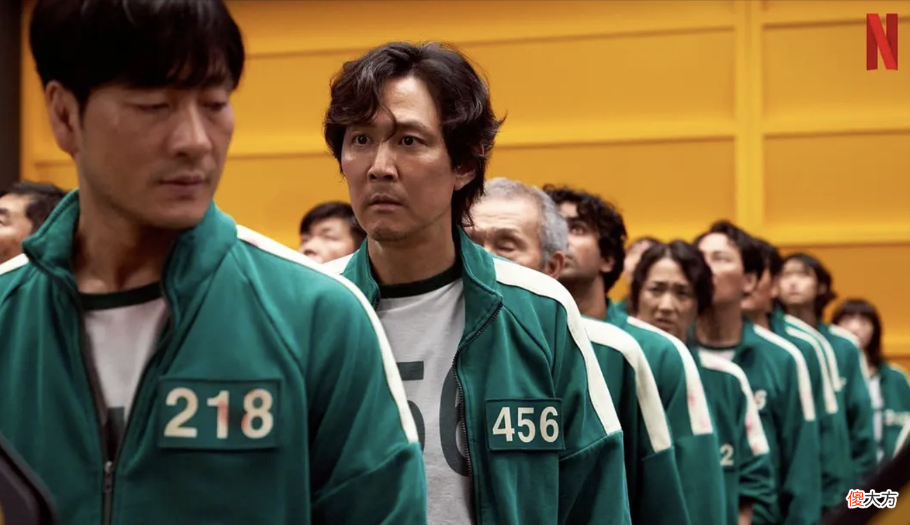 【游戏迷】《鱿鱼游戏》1号老头70多岁，他为何能确保前三项游戏都能活着？