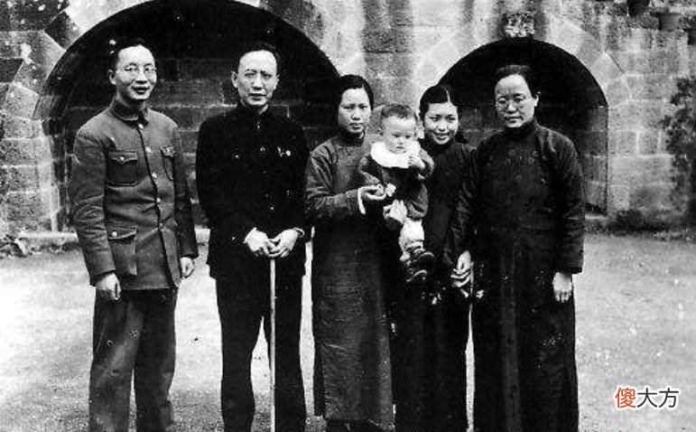 【历史故事】鲁迅瞧不上郭沫若，发文讽刺他，郭沫若回复4字，两人互相不待见