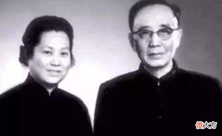 【历史故事】鲁迅瞧不上郭沫若，发文讽刺他，郭沫若回复4字，两人互相不待见