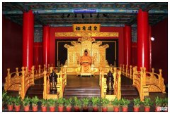 【历史故事】朱元璋把牛尾巴插进石缝，被发现后挨毒打，汤和：以后你是我老大