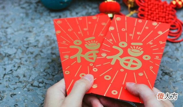 老人帮忙带孩子，过年应不应该给他钱？来听听这些老人说的回答