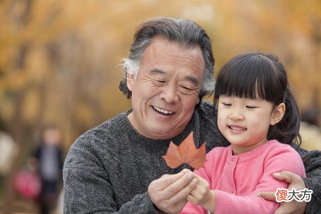老人帮忙带孩子，过年应不应该给他钱？来听听这些老人说的回答