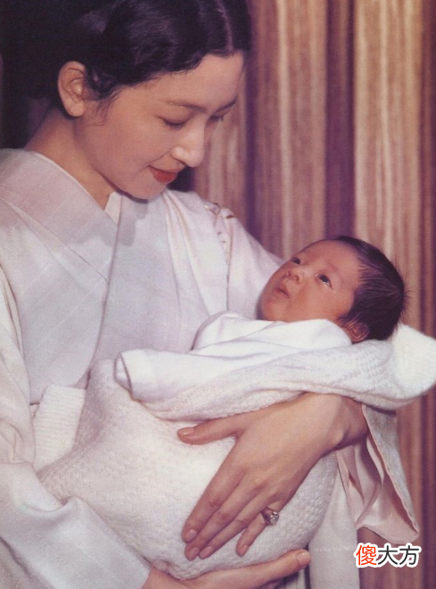【历史故事】日本良子皇后的基因真强大，遗传小眼睛给重孙女，连雅子都没办法