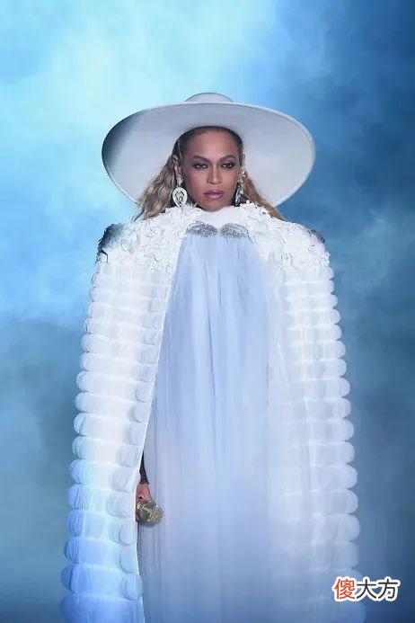 【就爱时尚】时隔6年华丽回归 Beyoncé依旧是时尚顶流