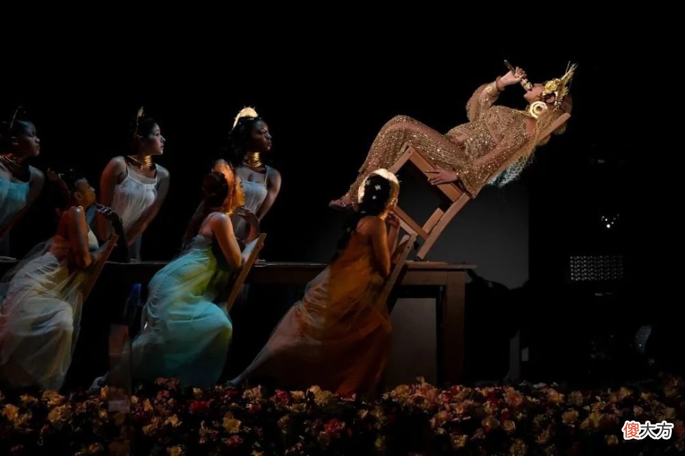 【就爱时尚】时隔6年华丽回归 Beyoncé依旧是时尚顶流