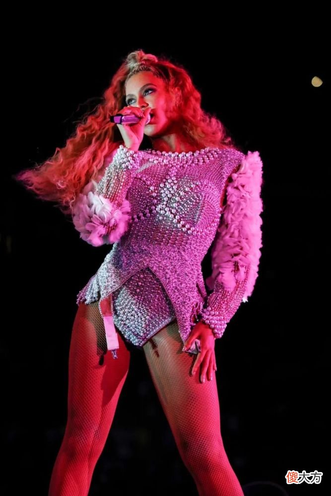 【就爱时尚】时隔6年华丽回归 Beyoncé依旧是时尚顶流