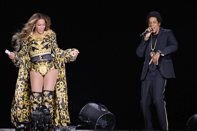 【就爱时尚】时隔6年华丽回归 Beyoncé依旧是时尚顶流