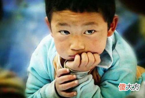 “对孩子尽量大方一点”，父母经常喊“穷”，孩子自卑到骨子里