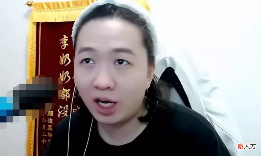 【游戏世界】王者荣耀：柱子做客吕德华直播，嫌弃柱子玩得菜，赢下队友带飞
