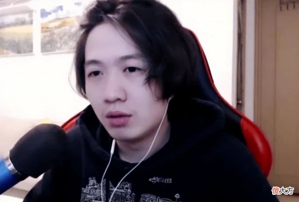 【游戏世界】王者荣耀：柱子做客吕德华直播，嫌弃柱子玩得菜，赢下队友带飞