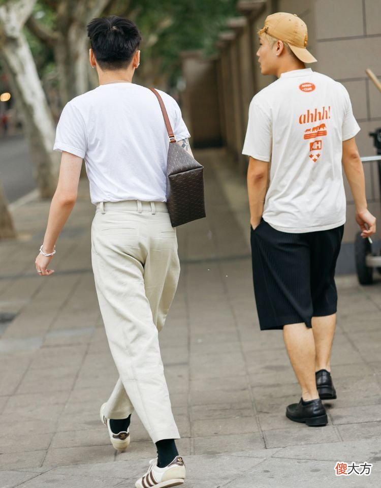 【就爱时尚】大城市男生爱穿“宽腿裤”，小城市的却好“紧身裤”，差距有多大