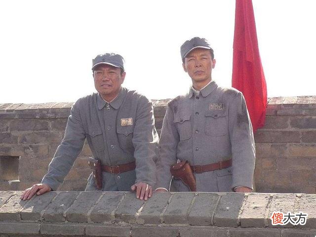 【历史故事】淮海战役庆功宴上，一副司令当众掀桌而去，邓公笑道：随他去吧
