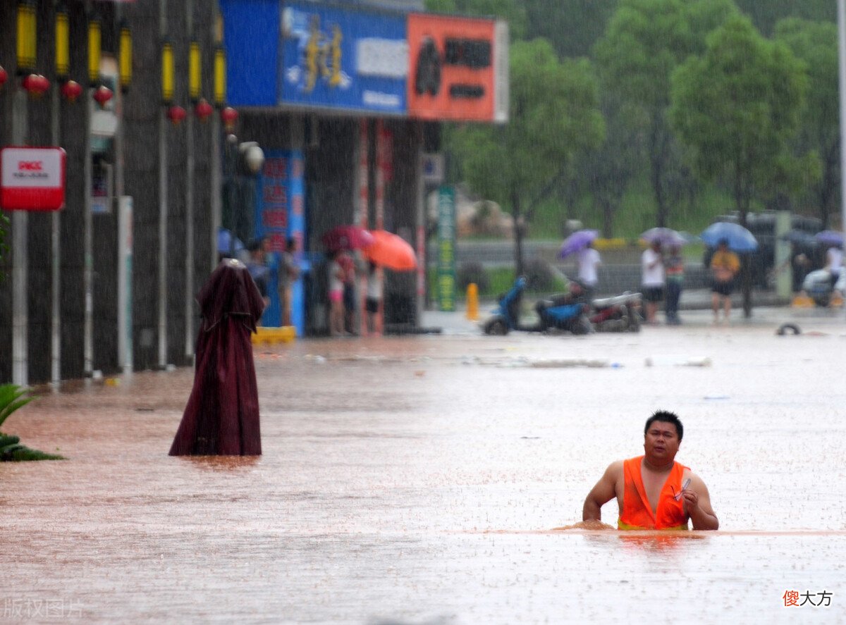 【爱历史】看到“河南暴雨”中这只脚,请我们一起向“军爸妈和军嫂”致敬
