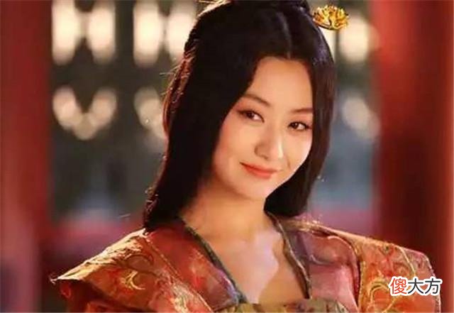 【历史故事】皇帝死后，妃子被赶走，回乡路上嫁给乞丐，20年后乞丐又成皇帝
