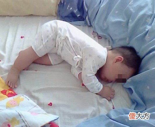 为什么孩子睡觉爱滚来滚去?并非是“热了”,这3个原因家长要知道