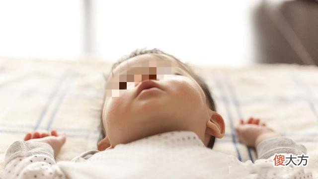 为什么孩子睡觉爱滚来滚去?并非是“热了”,这3个原因家长要知道