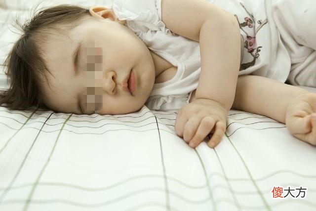 为什么孩子睡觉爱滚来滚去?并非是“热了”,这3个原因家长要知道