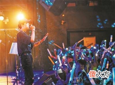 【时尚一点】点靓“夜颜值”玩转“夜生活”