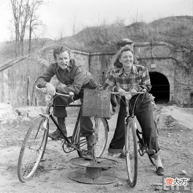 【历史故事】珍贵老照片：1947年，美国二战老兵携新婚妻子骑自行车重游欧洲战场