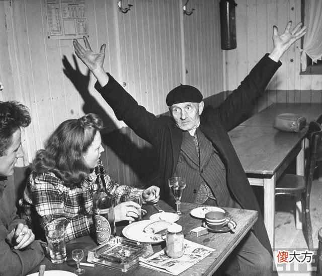 【历史故事】珍贵老照片：1947年，美国二战老兵携新婚妻子骑自行车重游欧洲战场