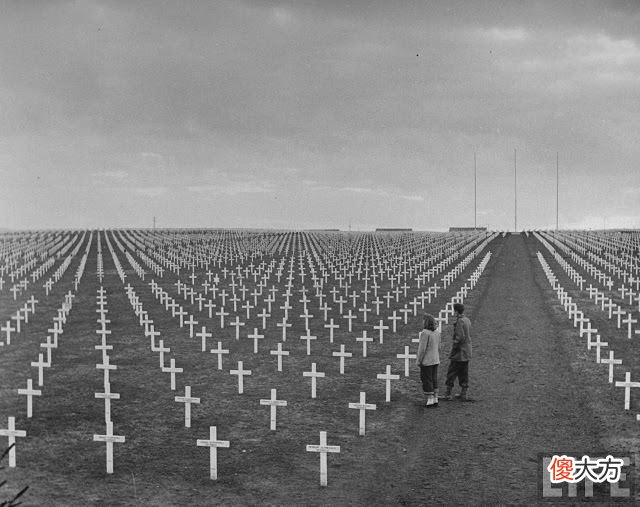 【历史故事】珍贵老照片：1947年，美国二战老兵携新婚妻子骑自行车重游欧洲战场