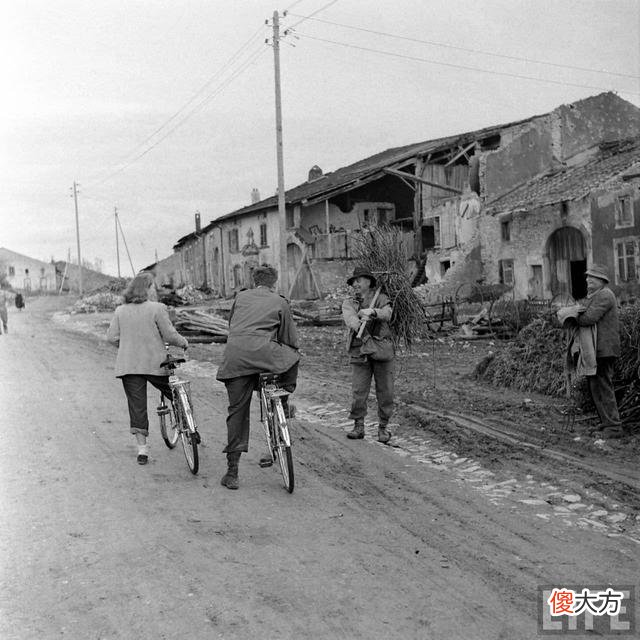 【历史故事】珍贵老照片：1947年，美国二战老兵携新婚妻子骑自行车重游欧洲战场
