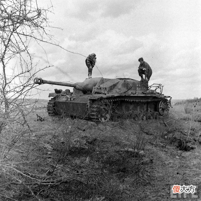 【历史故事】珍贵老照片：1947年，美国二战老兵携新婚妻子骑自行车重游欧洲战场