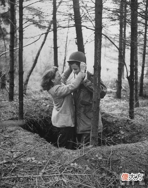 【历史故事】珍贵老照片：1947年，美国二战老兵携新婚妻子骑自行车重游欧洲战场