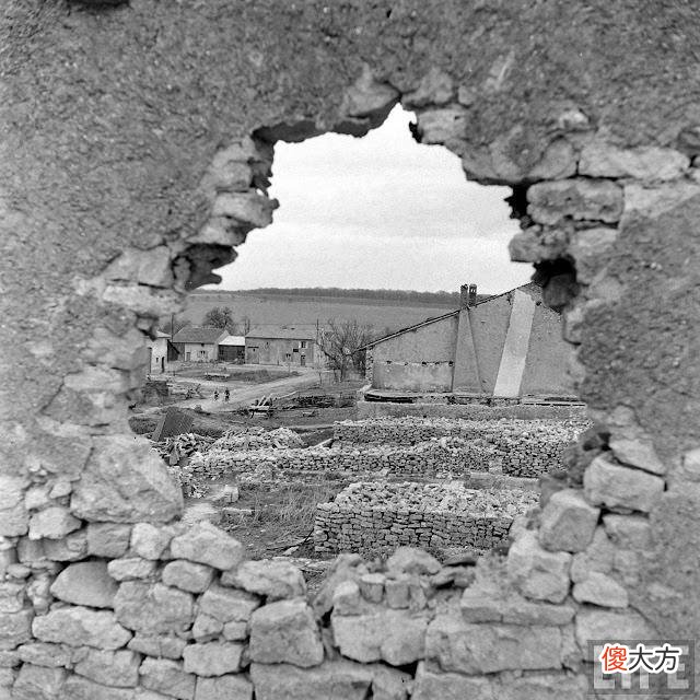 【历史故事】珍贵老照片：1947年，美国二战老兵携新婚妻子骑自行车重游欧洲战场