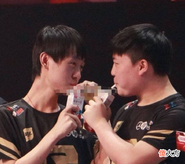 【游戏世界】不愧是“RNGay”！小明和Khan赛前亲密互动，观众直呼太辣眼