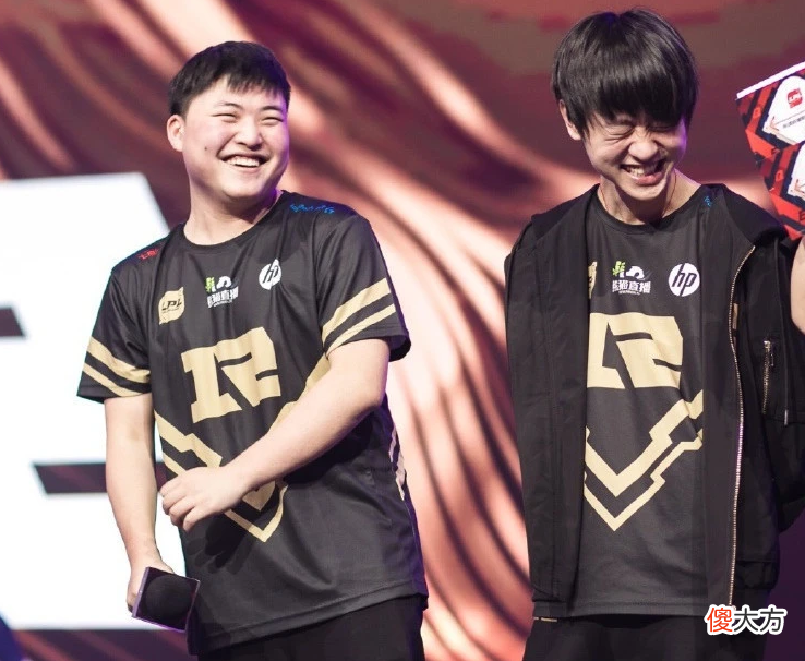 【游戏世界】不愧是“RNGay”！小明和Khan赛前亲密互动，观众直呼太辣眼