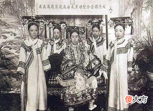 【历史故事】慈禧太后，为何能稳固掌控大清47年？有这两张王牌在手，谁能夺权