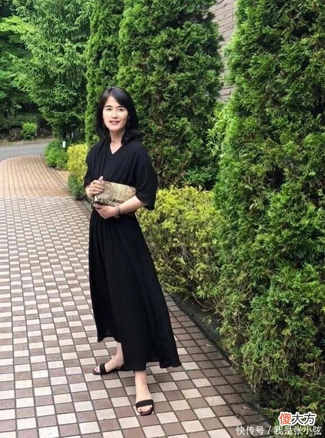 【时尚一点】女人到了60岁，该穿“亮色”还是“素色”？弄清楚这两点才得体