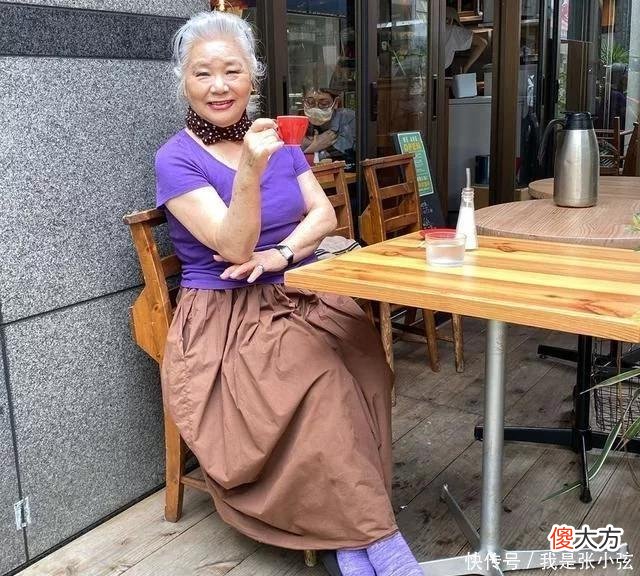 【时尚一点】女人到了60岁，该穿“亮色”还是“素色”？弄清楚这两点才得体