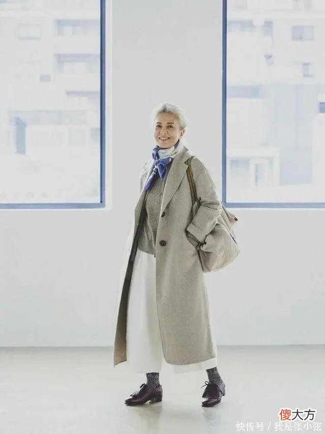 【时尚一点】女人到了60岁，该穿“亮色”还是“素色”？弄清楚这两点才得体