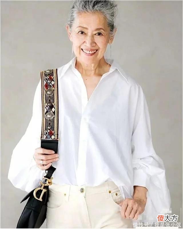 【时尚一点】女人到了60岁，该穿“亮色”还是“素色”？弄清楚这两点才得体