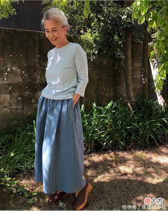 【时尚一点】女人到了60岁，该穿“亮色”还是“素色”？弄清楚这两点才得体
