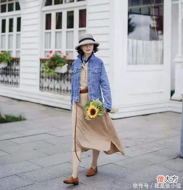 【时尚一点】女人到了60岁，该穿“亮色”还是“素色”？弄清楚这两点才得体