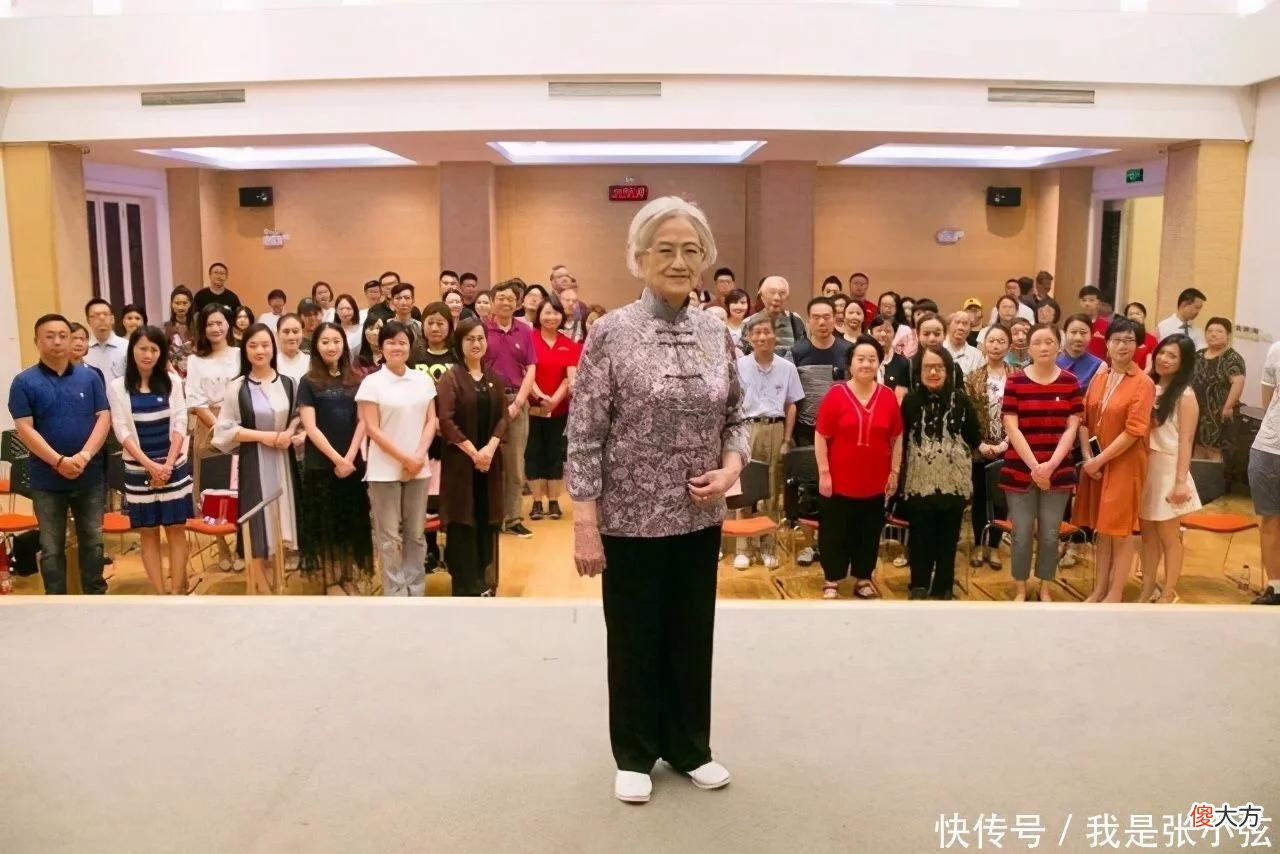 【就爱时尚】94岁“林妹妹”优雅老去,一头银发配一身唐装,气质依然优雅高贵