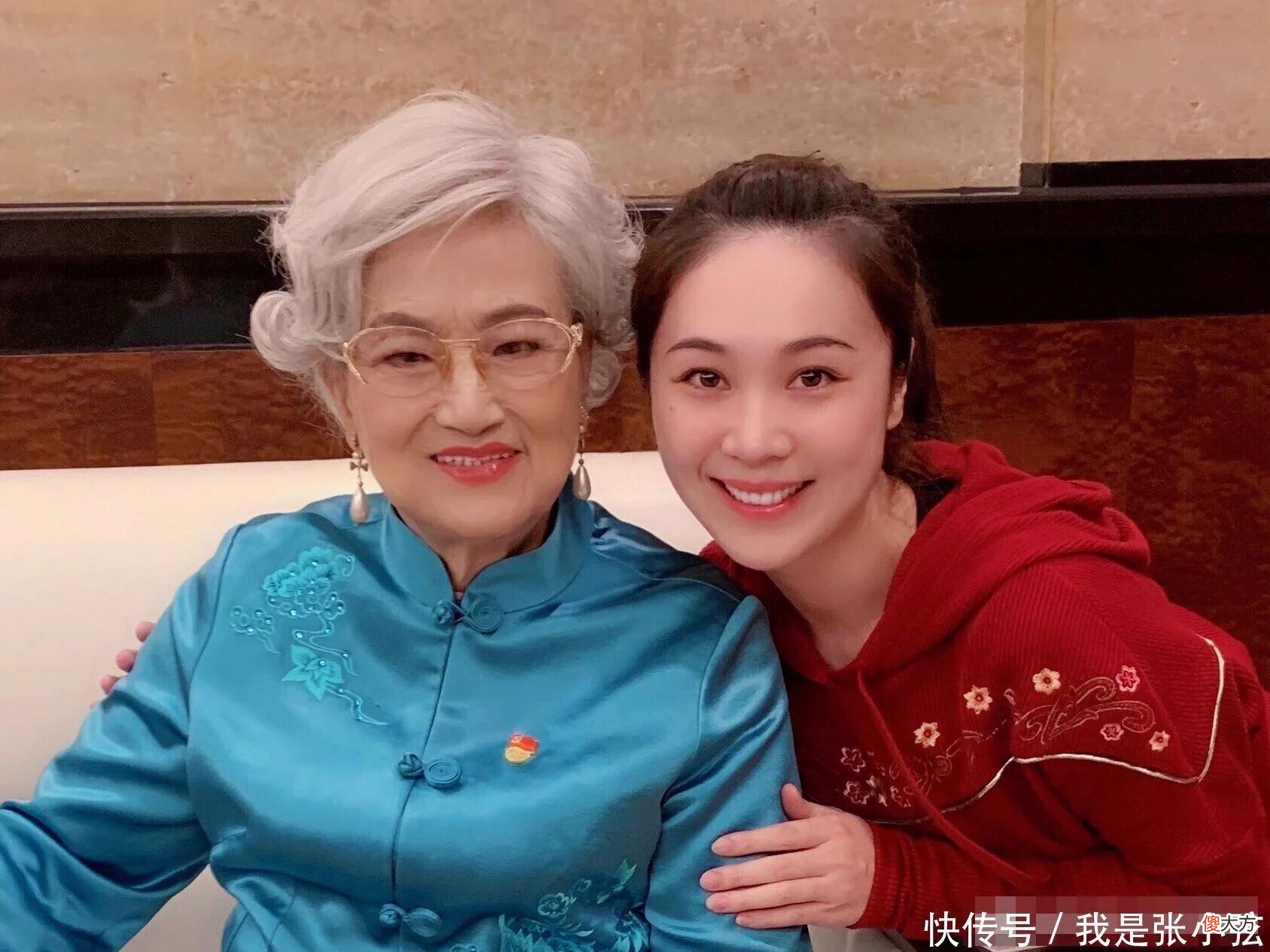 【就爱时尚】94岁“林妹妹”优雅老去,一头银发配一身唐装,气质依然优雅高贵