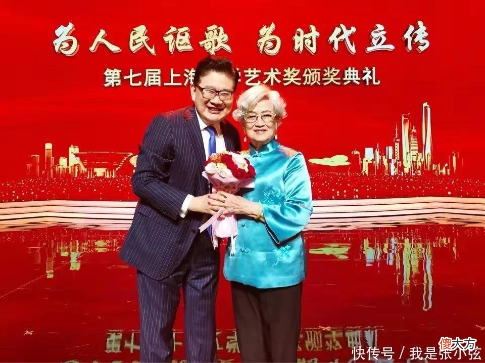 【就爱时尚】94岁“林妹妹”优雅老去,一头银发配一身唐装,气质依然优雅高贵