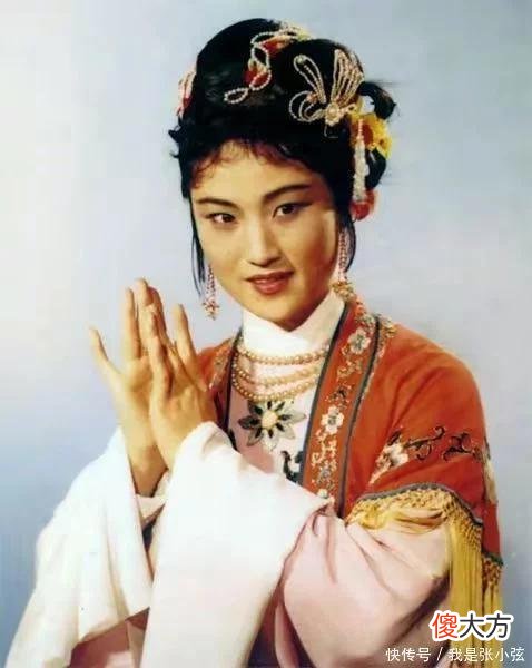 【就爱时尚】94岁“林妹妹”优雅老去,一头银发配一身唐装,气质依然优雅高贵
