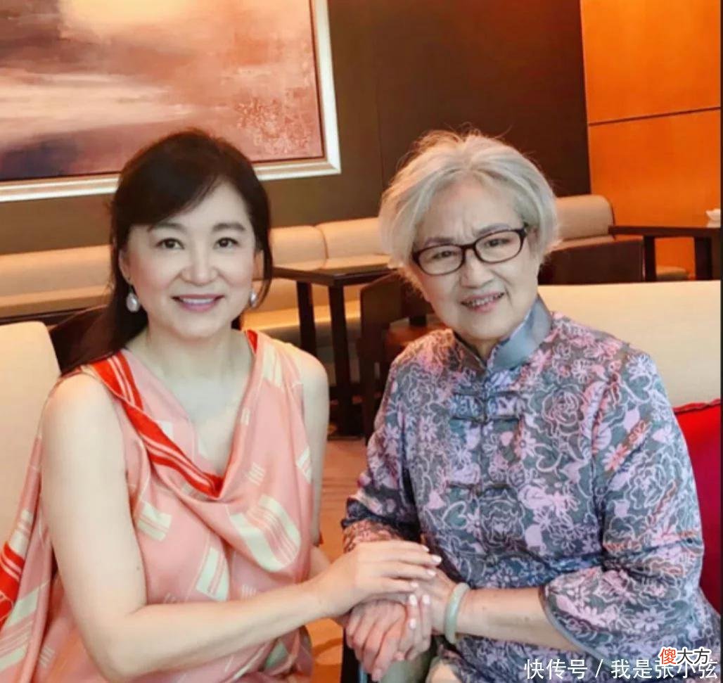 【就爱时尚】94岁“林妹妹”优雅老去,一头银发配一身唐装,气质依然优雅高贵