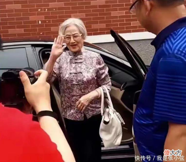 【就爱时尚】94岁“林妹妹”优雅老去,一头银发配一身唐装,气质依然优雅高贵