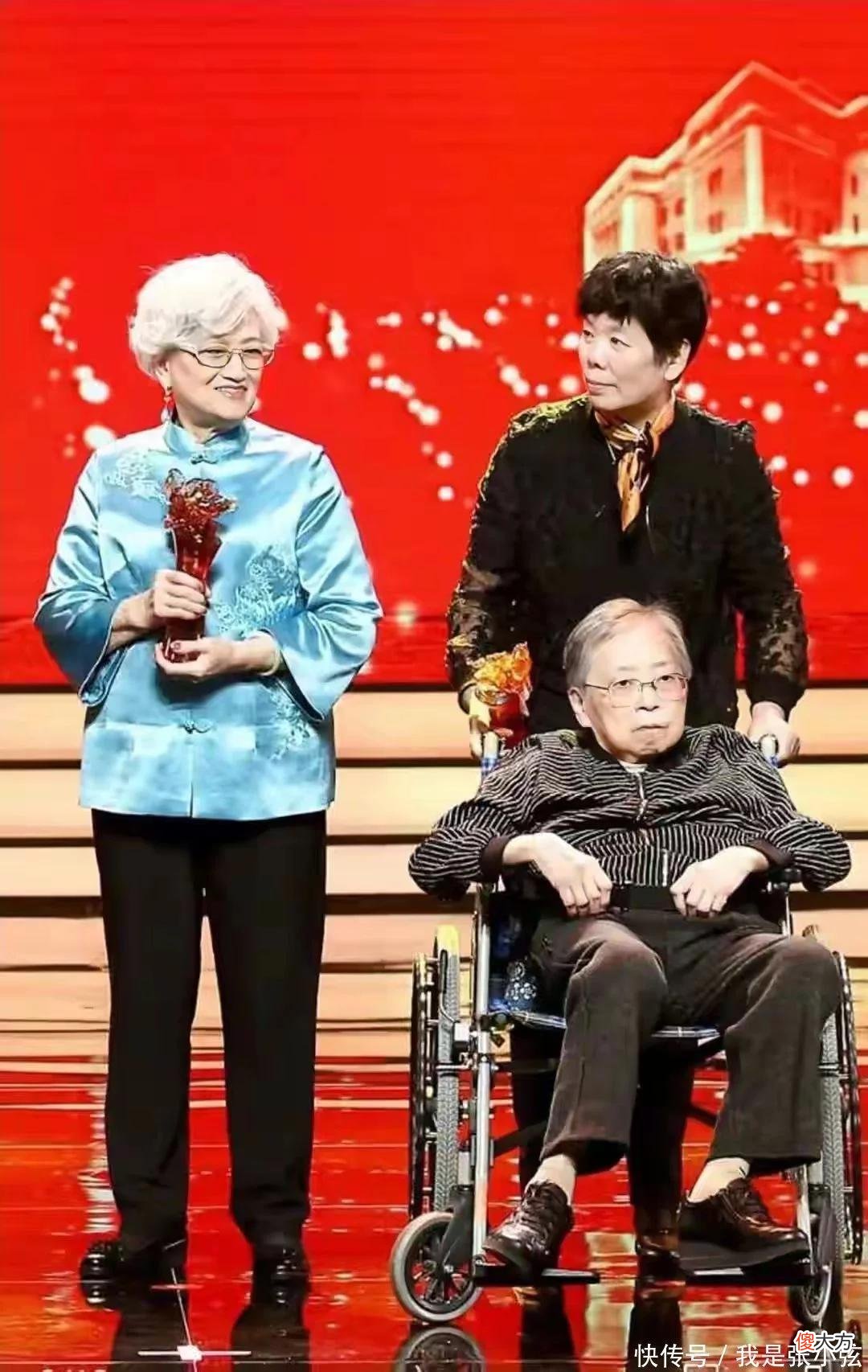 【就爱时尚】94岁“林妹妹”优雅老去,一头银发配一身唐装,气质依然优雅高贵