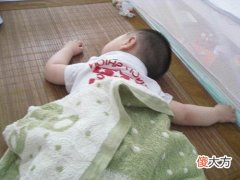 夏季炎热，给宝宝睡凉席时，这4件事别忽略，不然皮肤很容易过敏