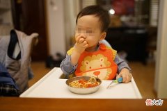 培养宝宝自主进食的三个黄金期，抓住机会，喂娃吃饭不再困难