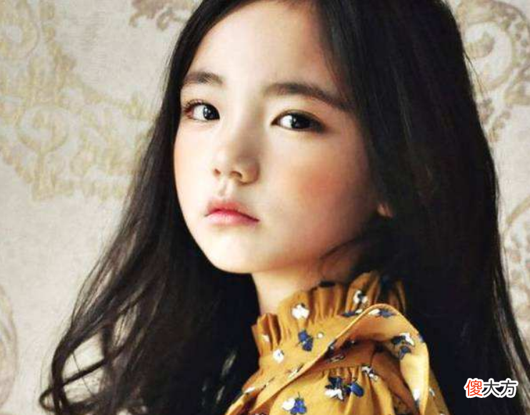 7岁女孩被星探看中，愿意等她10年，谁知妈妈颜值更高